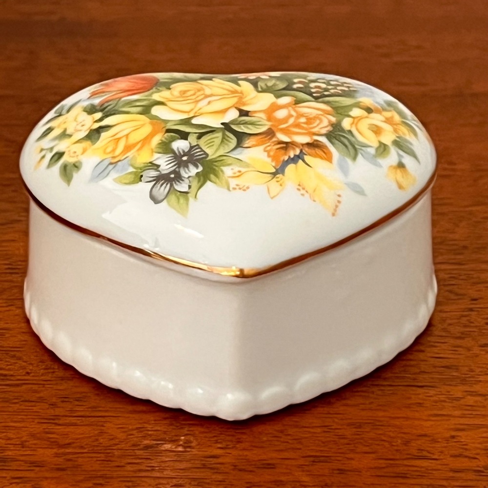 Vintage Heart Shaped Porcelain Trinket Box Floral Rose Gold Trim Scalloped Base - Picture 11 of 16